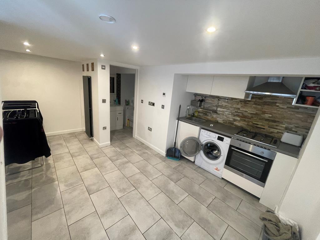 Lot: 4 - WELL PRESENTED FLAT FOR INVESTMENT - Kitchen with modern built in units